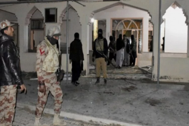 Pakistan'da camiye saldırdılar! En az 15 ölü