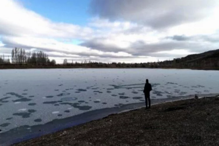 Serpincik Göleti'nin yüzeyi buz tuttu