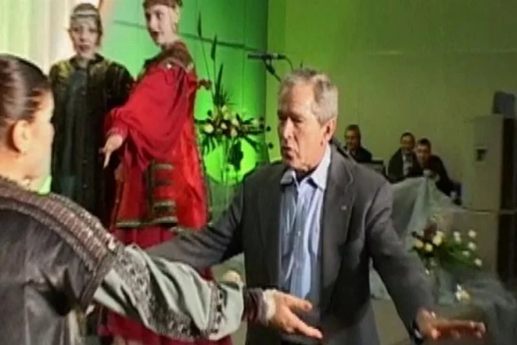 Dünya, Putin ve Bush'un birlikte dans ettiği görüntüleri konuşuyor!