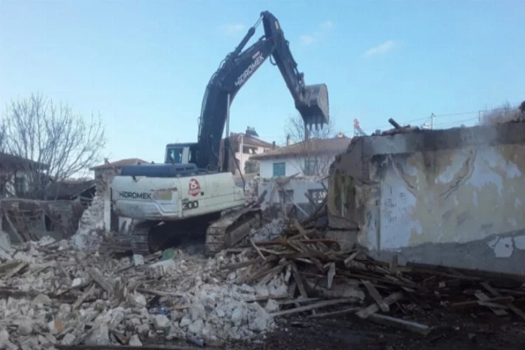 Bursa'da atıl durumdaki okul binası yıkıldı!