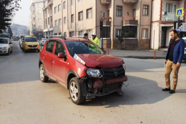 Bursa'da arkadaşı hastaneye götürürken kazada yaralandı