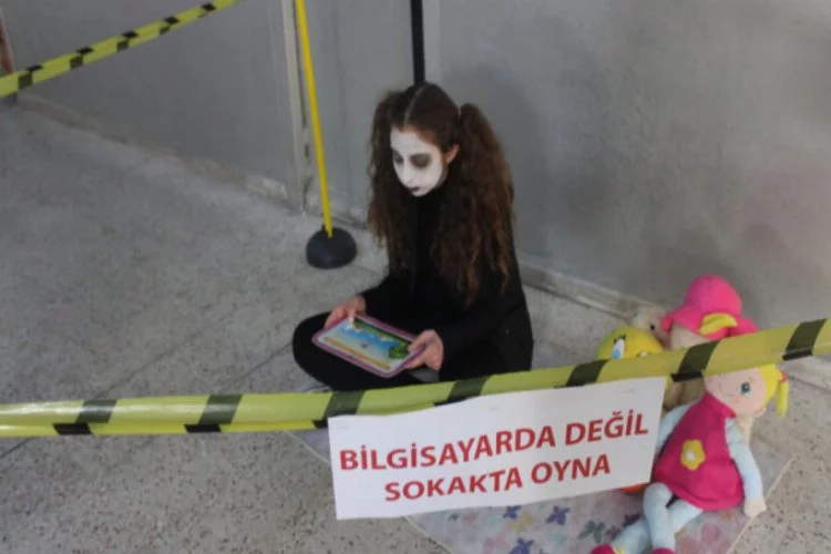 Bursa'da lise öğrencileri "canlı heykel" oldu