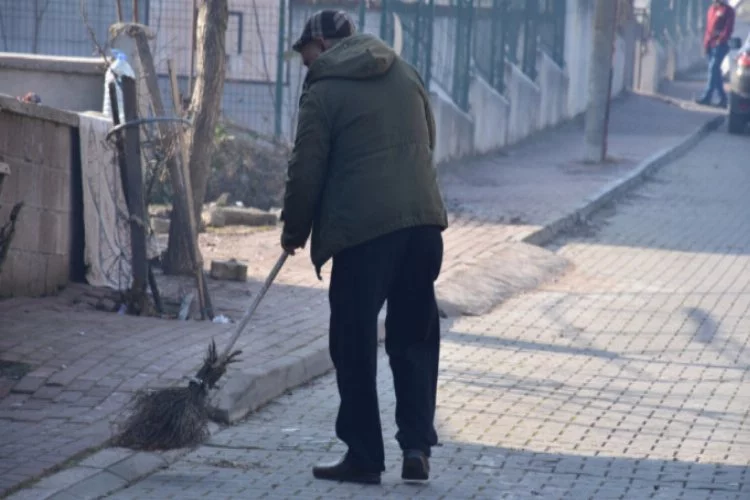 Bursa'da mahallenin yardımsever Kazım amcası okul yolunun gönüllü temizlikçisi