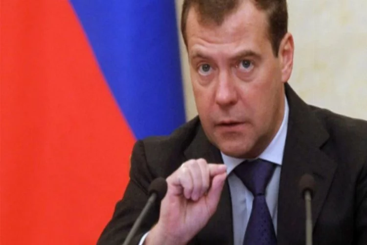 Medvedev hükümeti istifa etti