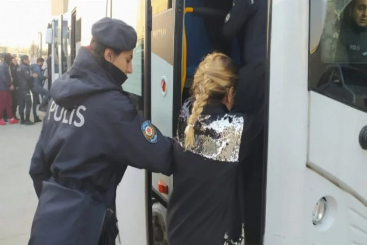 Bursa'da 700 polisle şafak operasyonunda kapılar koç başlarıyla kırıldı