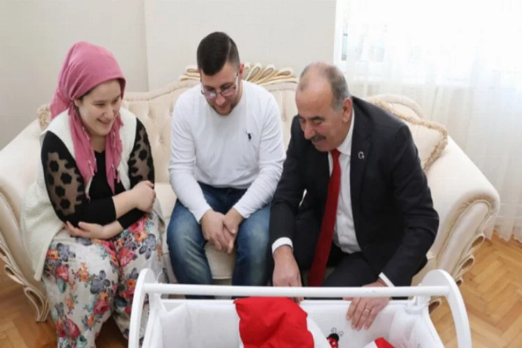 Mudanya Belediyesi'nden yılın ilk doğan bebeklerine hediye