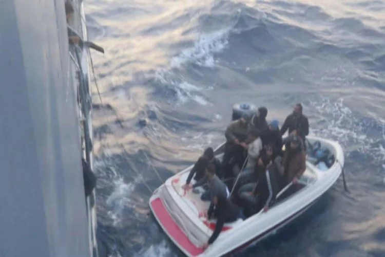 Kıbrıs açıklarında, 12 kaçak göçmen kurtarıldı