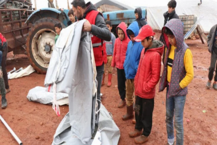 Suriyeliler boş arazilere çadır kuruyor