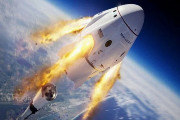 Falcon 9 infilak ettirildi, astronot kapsülü okyanusa indi