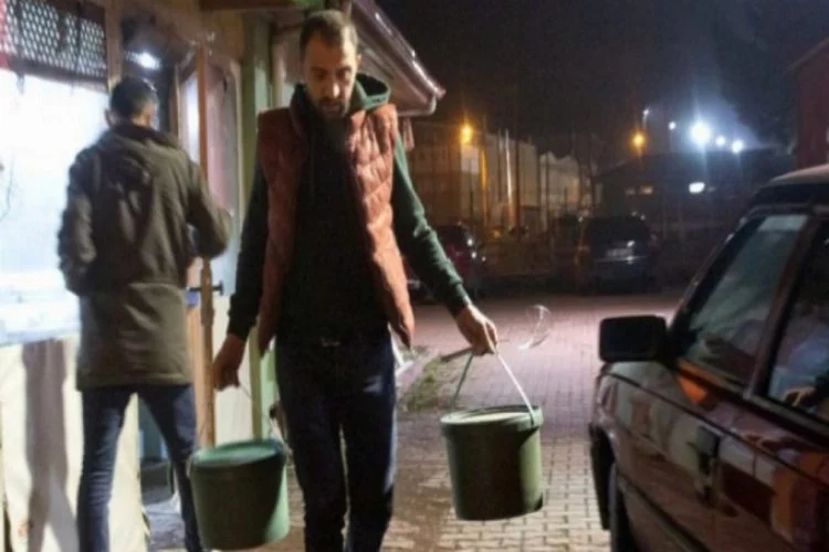 Bursa'da gündüz pilav satıyor, gece sokak hayvanlarını besliyor