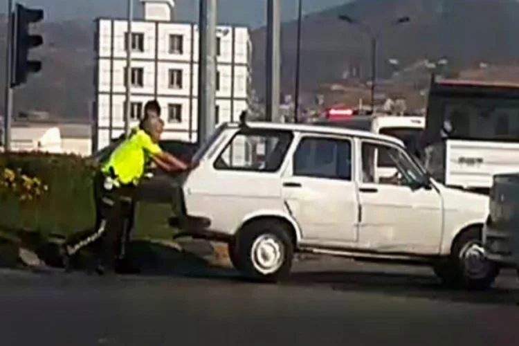 Yol ortasında aracı bozuldu imdadına polis yetişti