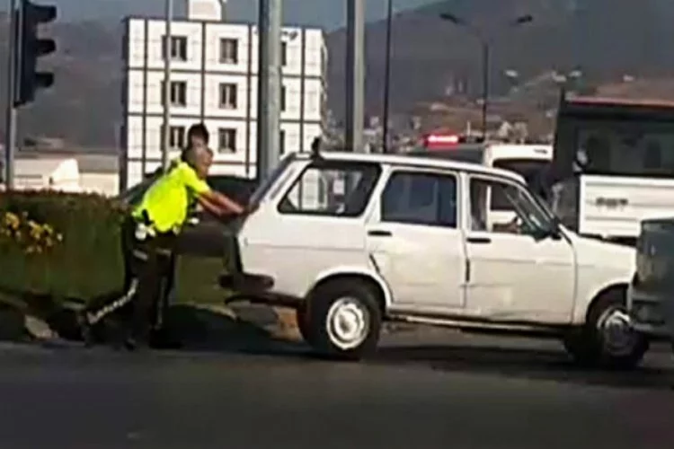 Bozulan aracı trafik polisleri itti