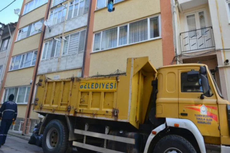 Bursa'da yaşlı kadının evinden 13 ton çöp çıktı