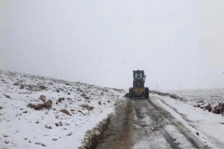 Nusaybin'de kardan dolayı kapanan yollar temizleniyor