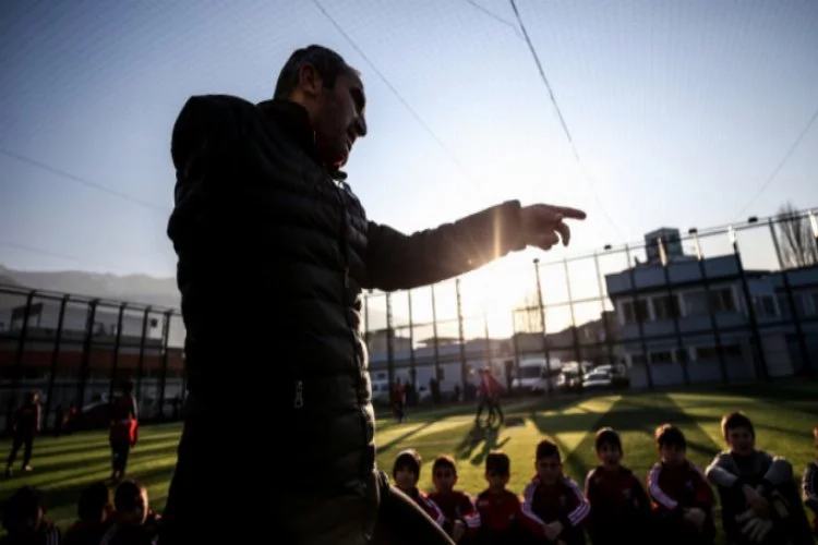 Bursa'da tek koluyla tutunduğu hayatta geleceğin futbolcularını yetiştiriyor