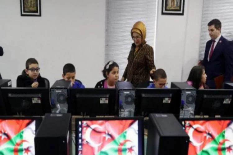 Emine Erdoğan, Cezayir'de bilgisayar sınıfının açılışını yaptı