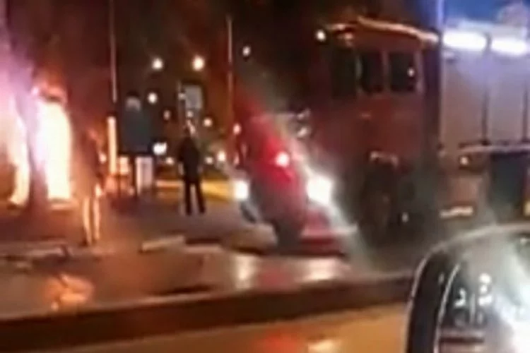 Bursa'da taksi durağında yangın