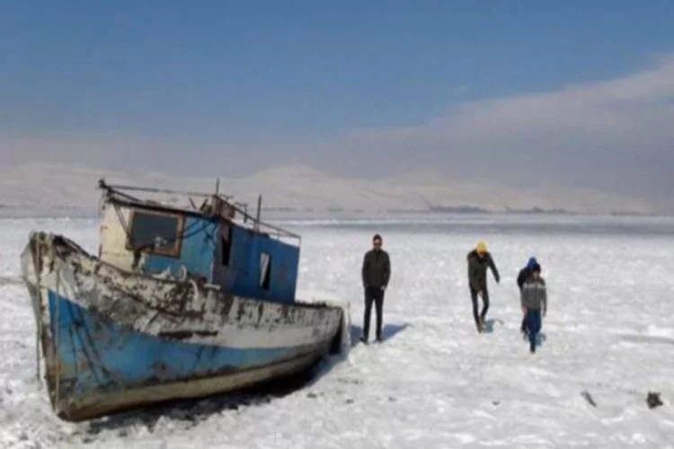 Nazik Gölü'nün yüzeyi buzla kaplandı