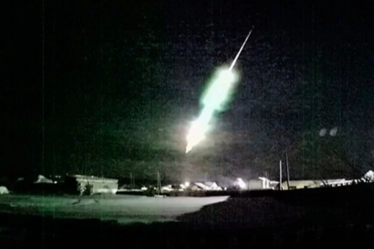 Rusya'da meteor roket şeklinde düştü