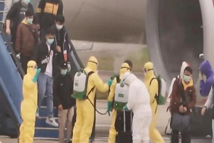 Vuhan'dan tahliye edilen yolcuların üzerine dezenfektan sıkıldı