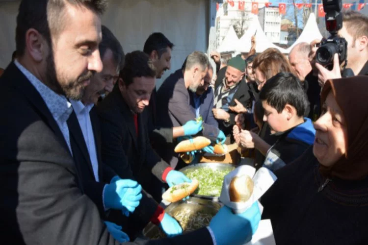 Bursa'da 1 ton hamsi ücretsiz dağıtıldı