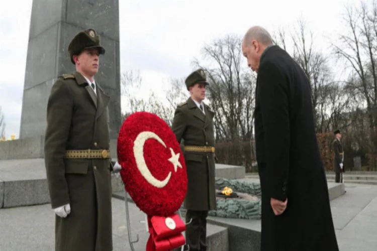 Erdoğan, Ukrayna'da Meçhul Asker Anıtı'nı ziyaret etti