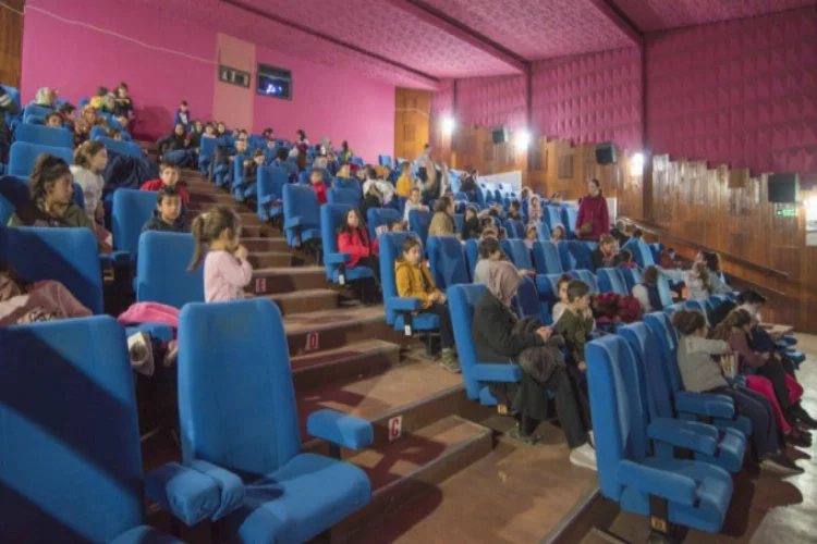 Karacabey'de binlerce öğrenci sinemaya koştu