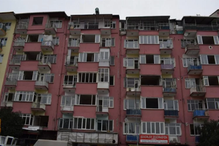 Malatya'da ağır hasarlı binaların tahliye işlemleri sürüyor