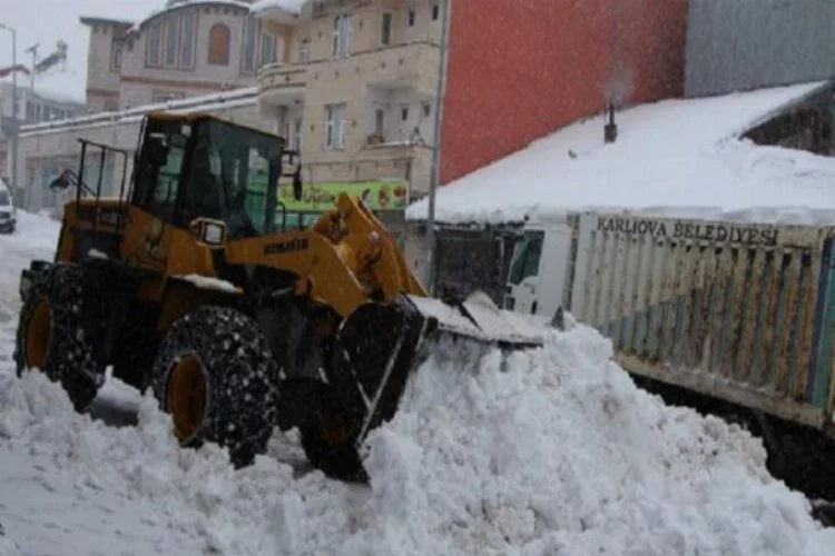 Kar yağışı hayatı olumsuz etkiledi! 30 köy yolu kapandı