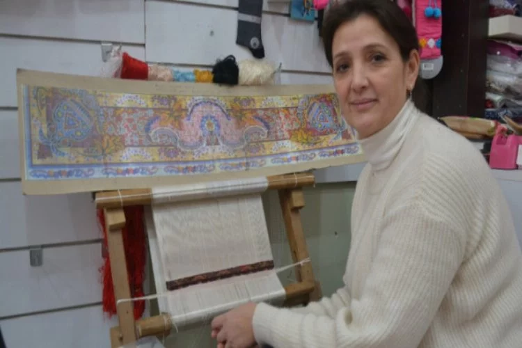 Bursa'da hereke halısı dokumayı ilçedeki kadınlara öğretiyor