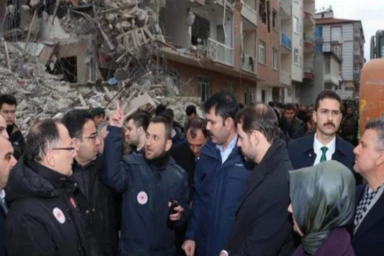 Bakan Albayrak ve Kurum, deprem bölgesinde incelemede bulundu