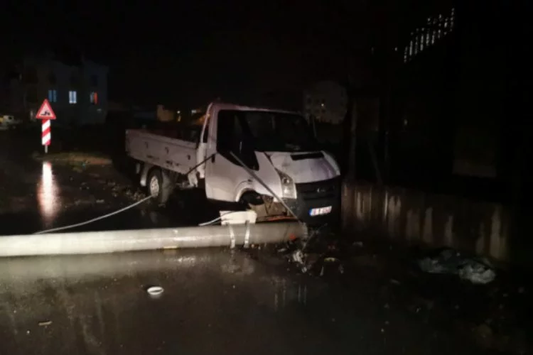 Bursa'da kamyonet, enerji nakil direğine çarptı