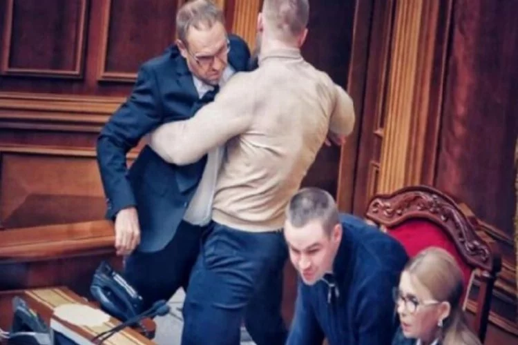 Ukrayna Parlamentosu karıştı!