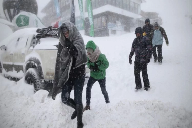 Bursa Uludağ'da tatilcilere kar ve fırtına şoku!