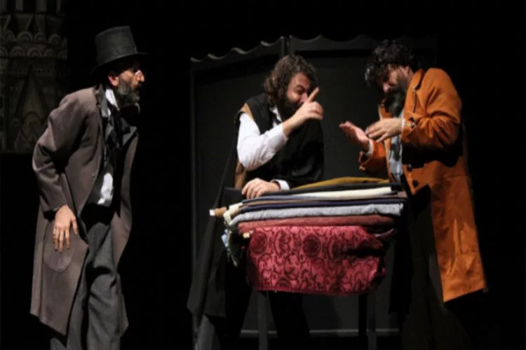 Bursa'da 'Üç Erkek Oyuncu İçin Palto' sahnede