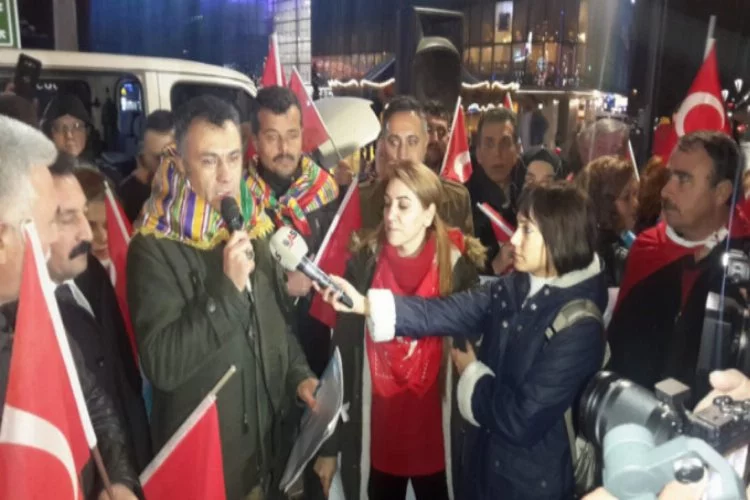 Bursalı STK'lar bayrak için yürüdü