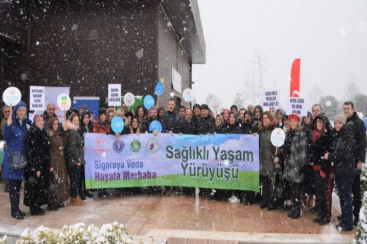 Bursa'da kar yağışı sigarayla mücadeleye engel olmadı