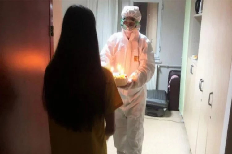 Bakan Koca, Vuhan'dan tahliye edilen öğrencinin doğum gününü kutladı