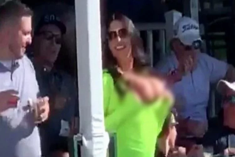Golf turnuvasında olay görüntü! Vuruş sırasında göğüslerini açtı