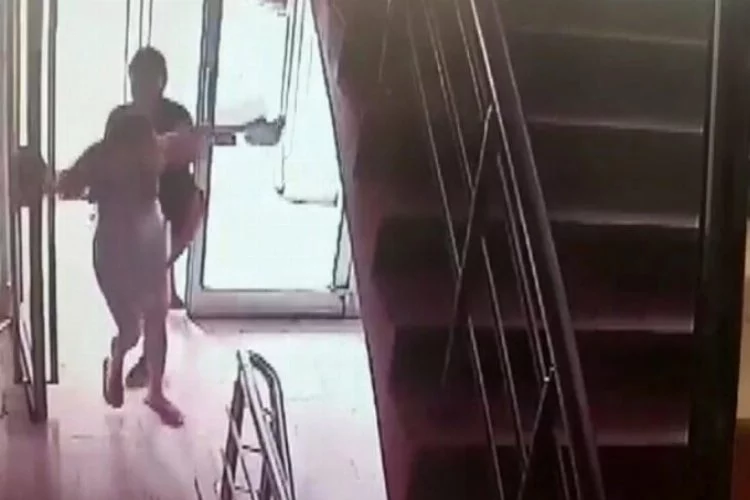 Öğretmen apartman girişinde genç kıza saldırdı