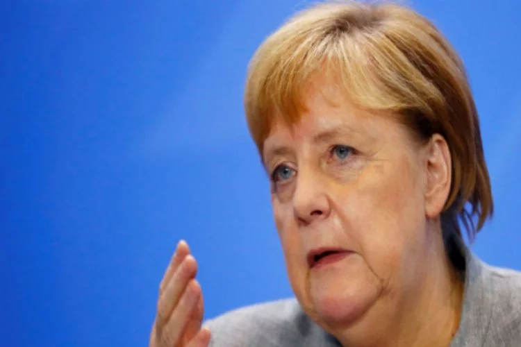 Merkel, Nazi paktını tebrik eden bakanı kovdu