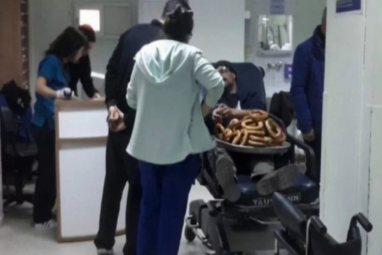 Bursa'da kalp krizi geçiren adam simit tezgahını bırakmadı