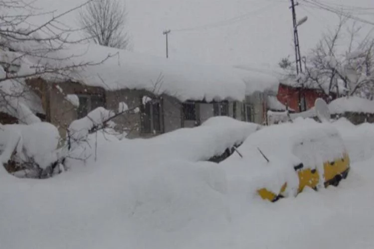 Kar kalınlığı 2,5 metreyi buldu! 257 köy yolu ulaşıma kapalı