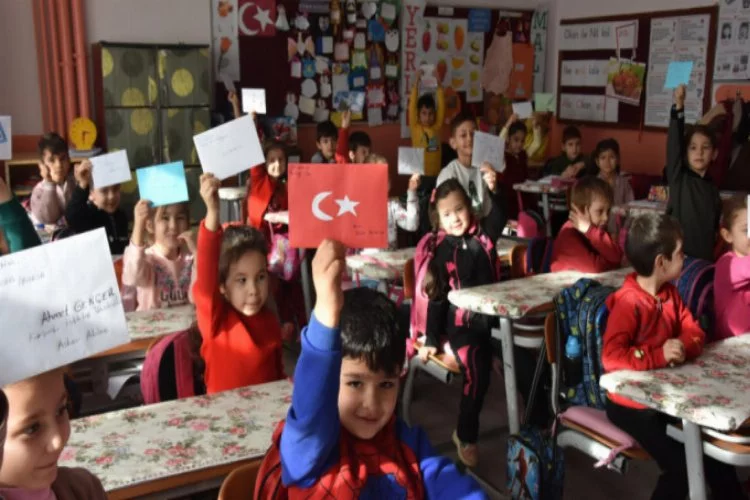 Bursa'da ilkokul öğrencileri, askerlere mektup gönderdi
