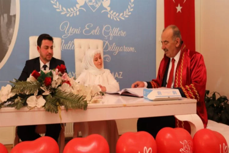 Başkan Türkyılmaz, genç çiftlerin nikahını kıydı