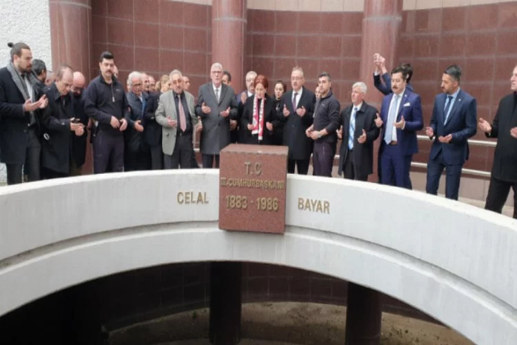 Akşener'den Celal Bayar'ın Bursa'daki anıt mezarına ziyaret