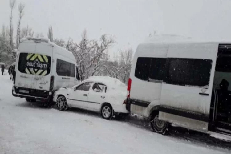 Servis minibüsü buzlanan yolda kaydı