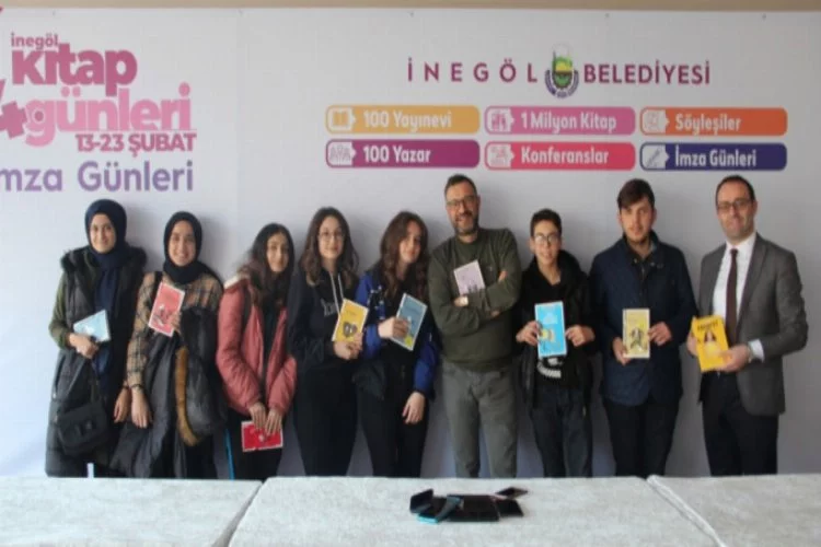 Bursa'da telefonu bırakıp kitap okuyana, okuduğu kitap hediye