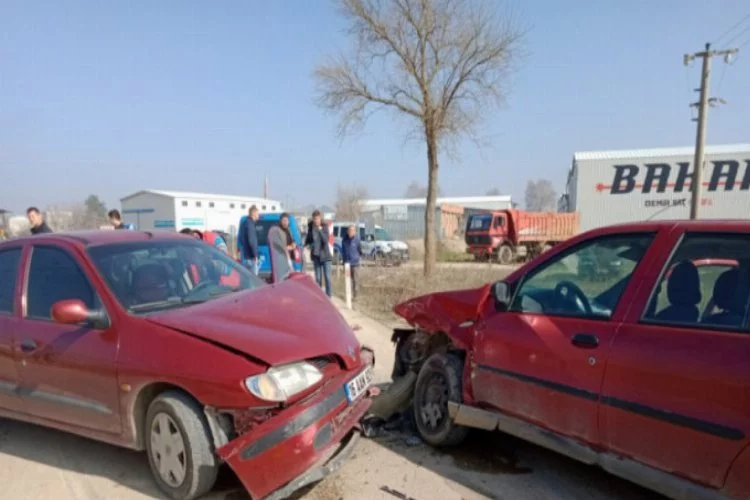 Bursa'da otomobiller kafa kafaya çarpıştı: 3 yaralı