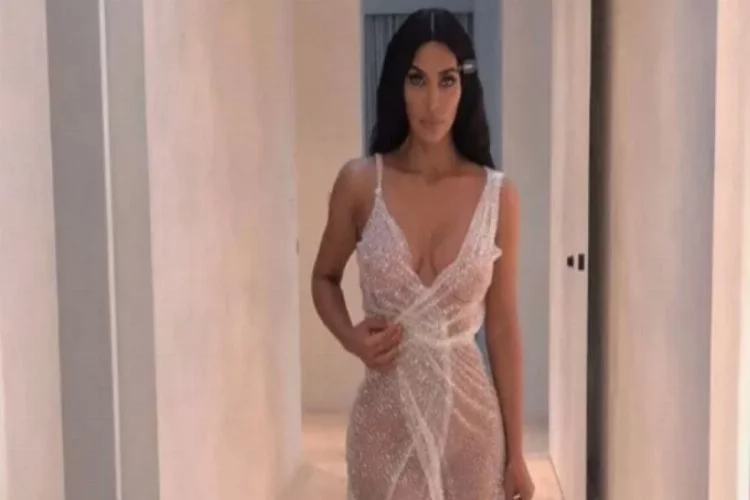 Kim Kardashian'dan bikinili paylaşım!
